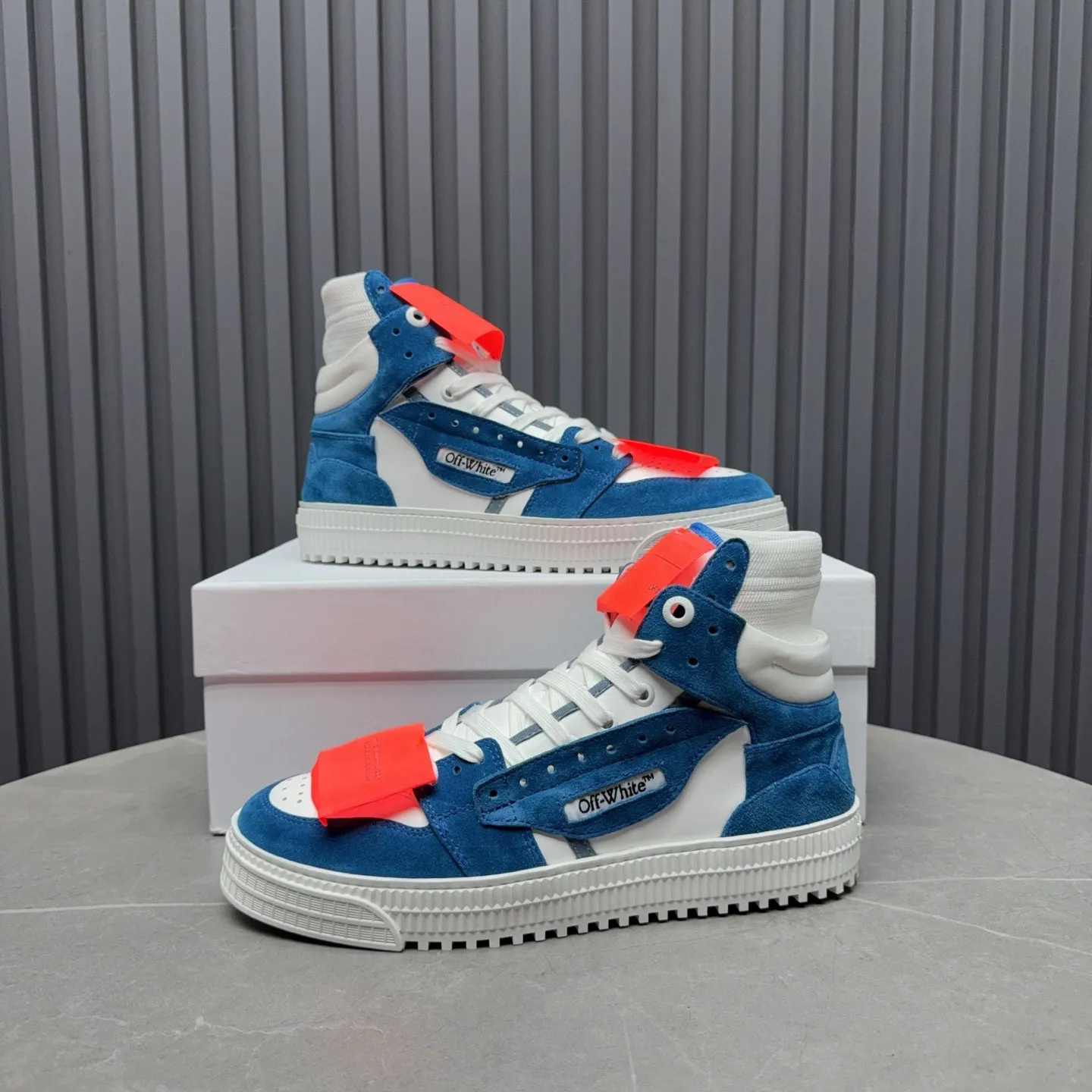 Men's shoes💰740 OFF WHITE ⚡️Couple style⚡️The latest spring style street casual shoes, released with the highest quality version on the market👊Series original mold opening, original lasting, production technology 1:1 original version➰🔜The best choice for more and more celebrities and Internet celebrities🔸In the classics Changes in the code🔸Innovate in the trend🔸Strive to break away from the shackles of bad street design🔝Although he is not the originator of fashion design, he is definitely a shining dark horse in avant-garde design🐴🆙Do not follow the trend🔅Not universal beauty🔅 Fabric💯First-layer cowhide Lining💯Imported skin-friendly and environmentally friendly polyester mesh Foot pads💯Original molded high-elastic environmentally friendly molding pads Midsole💯Made with original last-last technology Outsole💯Rubber outsole Packaging💯Official website synchronizes full set of packaging (brand wrapping paper, brand certificate, brand cloth bag) Code numbers 35-44, 45 46 Customized